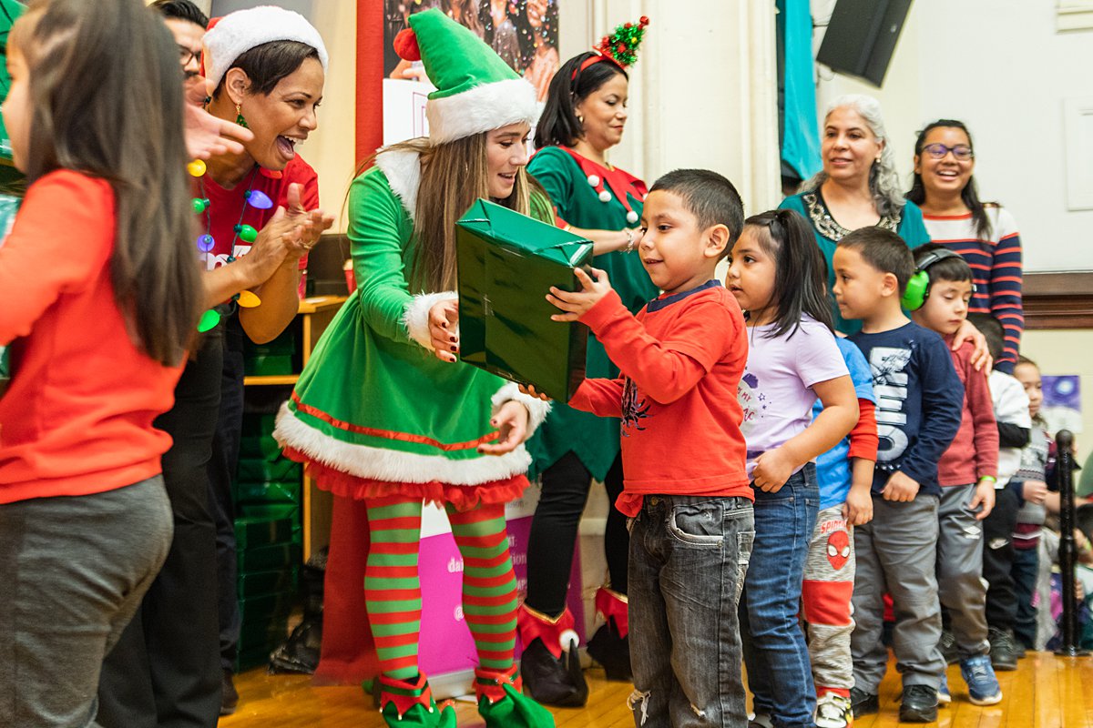 2019 Holiday Outreach Event in Humboldt ParkRachel Bires Photography