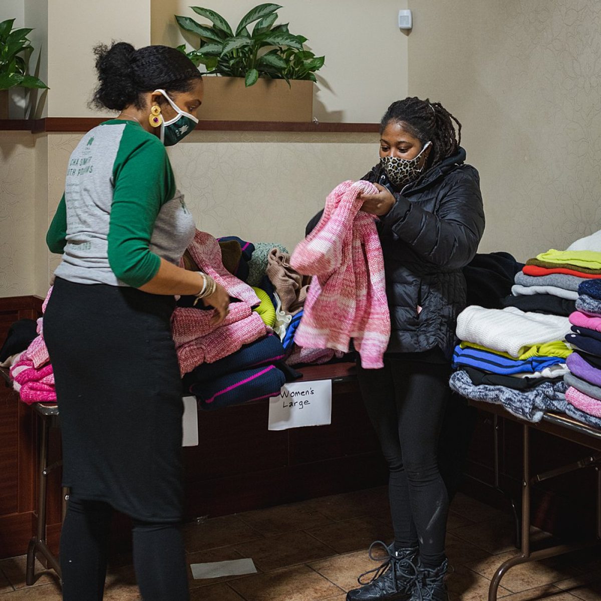 WGN highlights Daisie Foundation and Chicago Housing Authority partner with Banana Republic