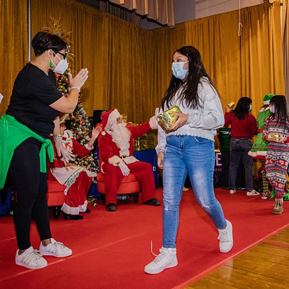 Milwaukee Students Receive Holiday Magic from Daisie Foundation Initiative