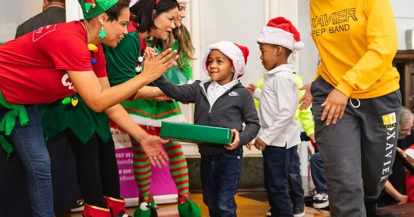2019-holiday-outreach-austin-school-santa-richel-bires_0097