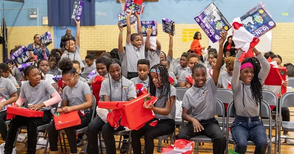 2019-holiday-outreach-engelwood-school-santa-richel-bires_0145