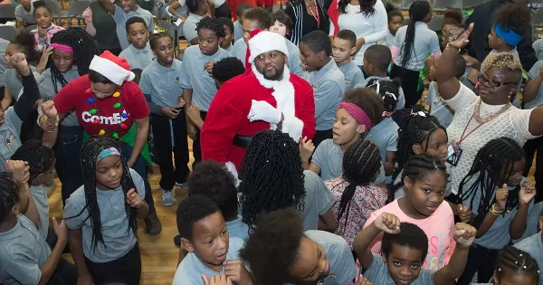 2019-holiday-outreach-englewood-school-santa-sonya-martin_0314