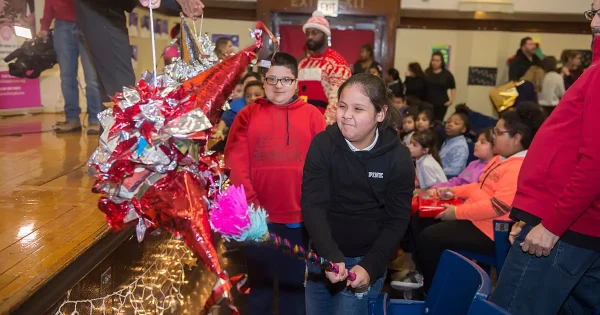 2019-holiday-outreach-humboldtpark-school-santa-sonya-martin_0337