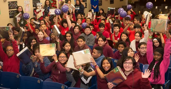 2019-holiday-outreach-humboldtpark-school-santa-sonya-martin_0351