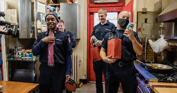 2021-chicago-firstresponders-sprinkles-joy-holiday-_3828