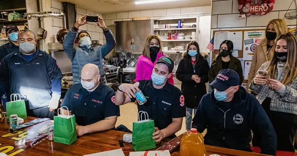 2021-chicago-firstresponders-sprinkles-joy-holiday-_3885