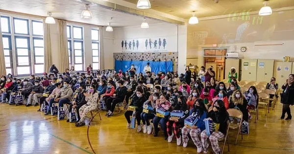 2021-milwaukee-holidaymagic-alexandermitchell-integratedartschool-4282