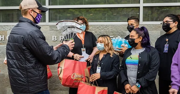 2021-mothers-day-chicago-daisie-foundation-raisingcanes_0293