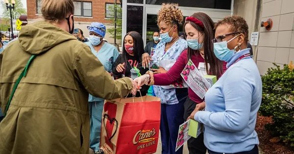 2021-mothers-day-chicago-daisie-foundation-raisingcanes_0344