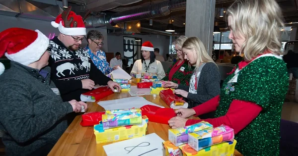 2022-holiday-magic-wrapping-party-milwaukee_0008