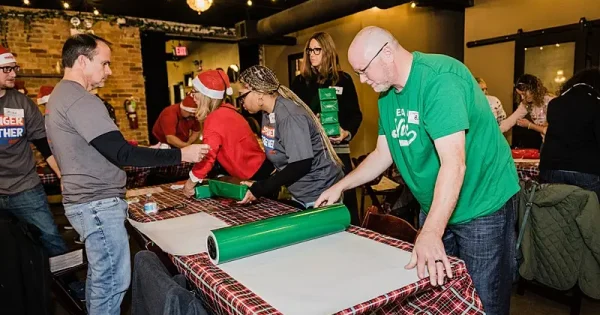 2022-holidaymagic-wrappingparty-chi-madiellis0023