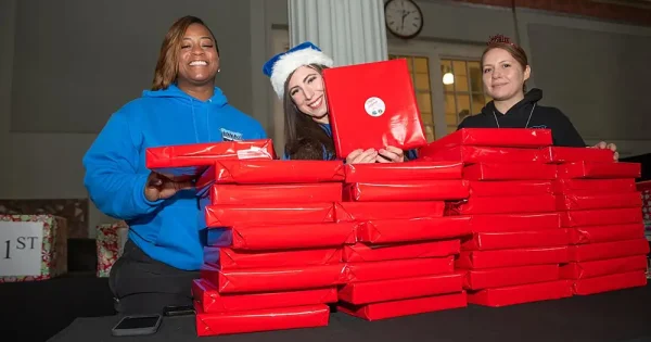 2022-holidaymagic-wrappingparty-htx-sonnyimages0015