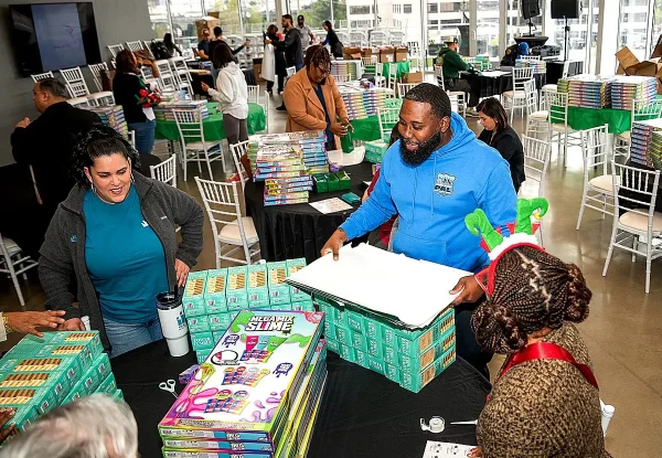 2025-Houston-Holiday-Magic-WrappingParty-SonnyImages_0031