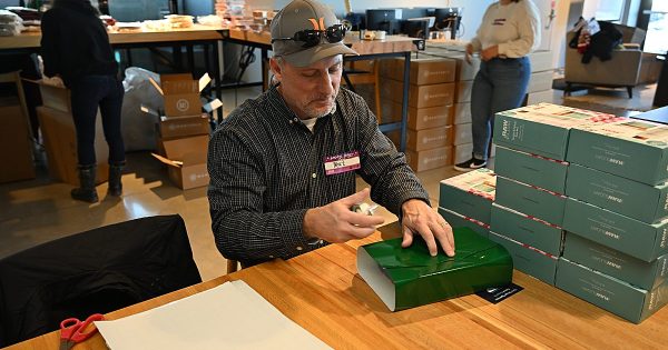 2025-Milwaukee-Holiday-Magic-WrappingParty-SonyaMartin_0057