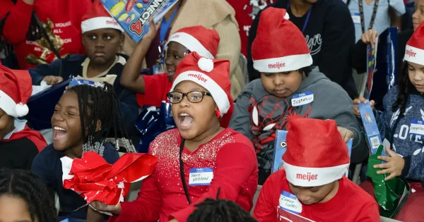 Holiday-Magic-Experience-2024-Chicago-Daisie-Foundation_FW3