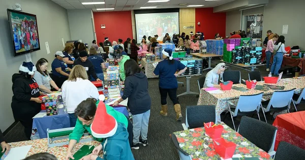 Holiday-Magic-Wrapping-Party-2024-Chicago-Daisie-Foundation_0240