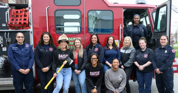 Milwaukee-FireDept-Mothers-Day-Giveback-Acts-Daisie-Foundation-2025_fw